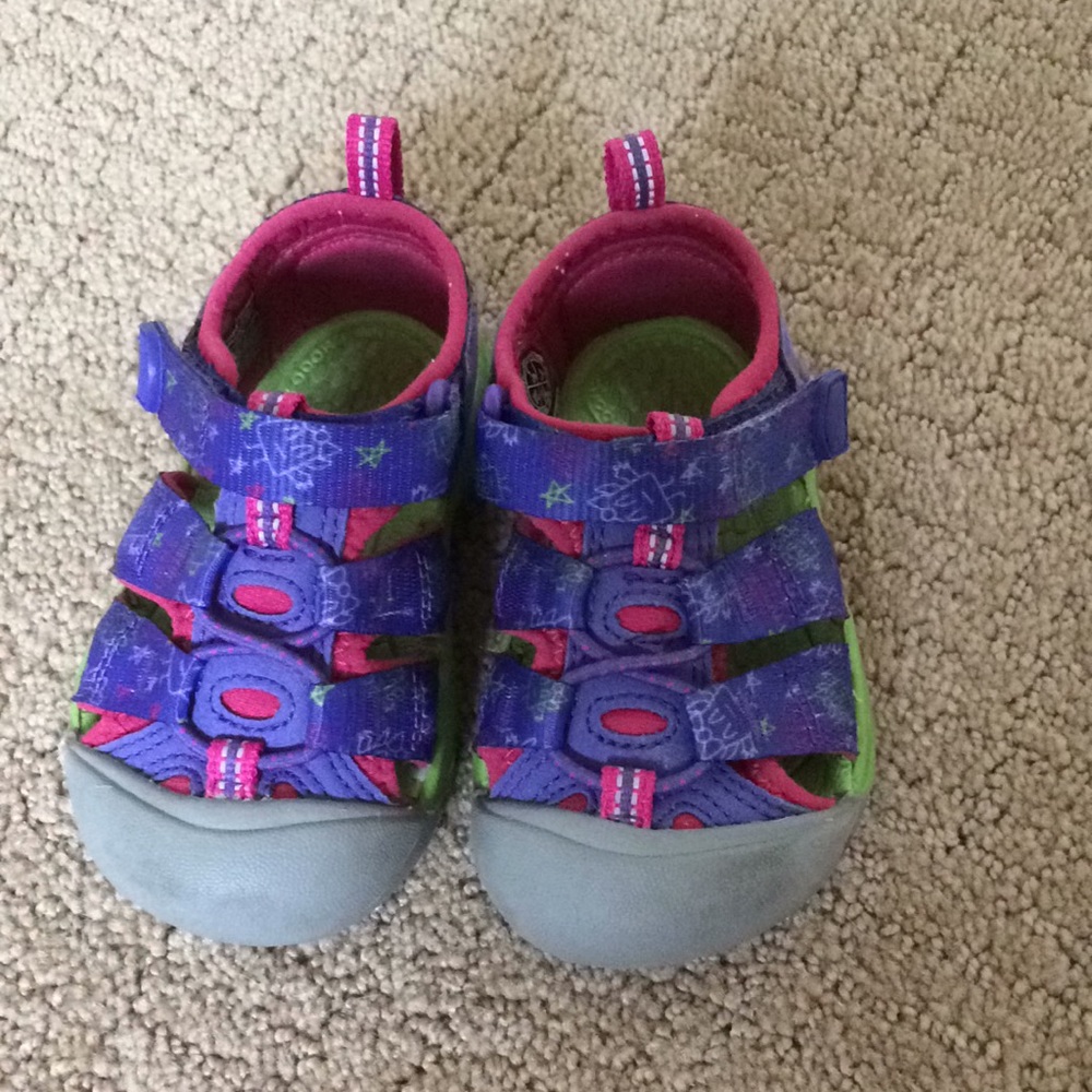 Toddler keens